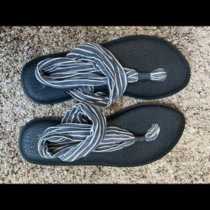 Like new Sanuk sandals